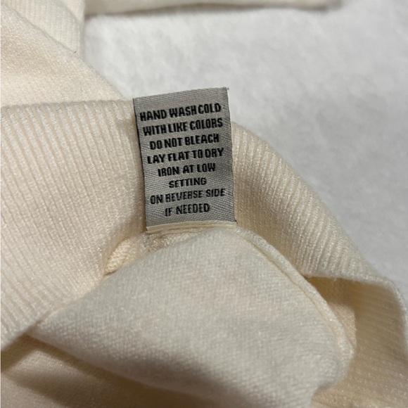 Orange Kiss Essentials white cropped sweater w/ a black star graphic Size Small - Picture 6 of 9